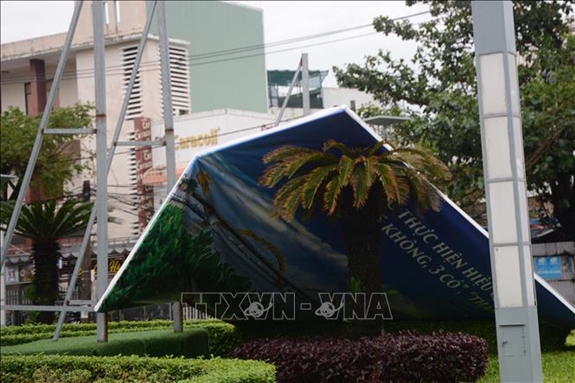 Đà Nẵng: Nước sông Hàn tràn lên đường, gây hư hỏng vỉa hè